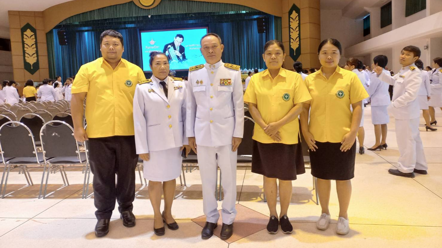 สสจ.สกลนคร “พิธีวางพานพุ่มดอกไม้สดถวายราชสักการะ พระบาทสมเด็จพระบรมชนกาธิเบศร มห...