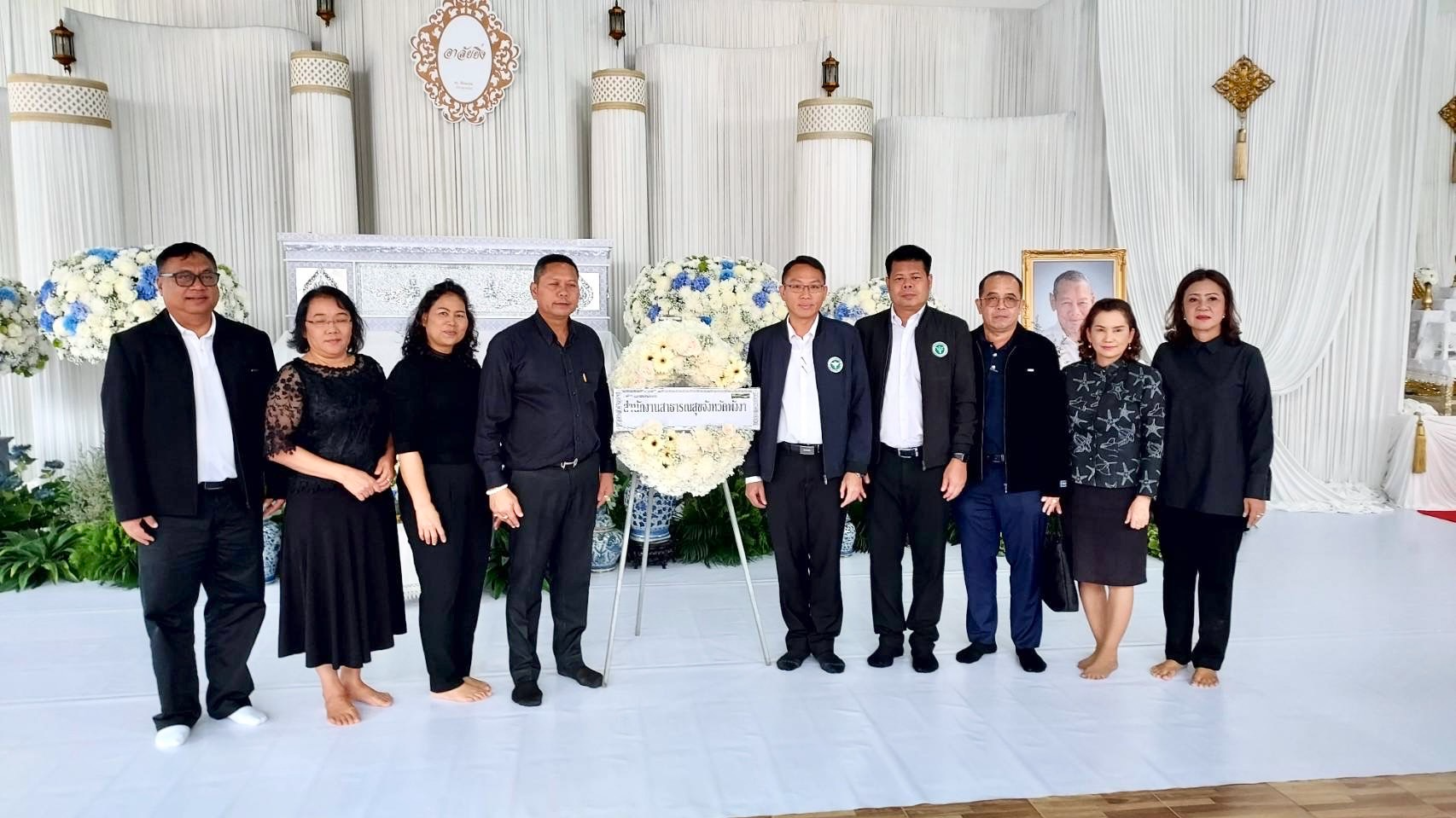 นายแพทย์สาธารณสุขจังหวัดพังงา ร่วมวางพวงหรีดเคารพศพคุณพ่อละออง ทองเจิม  ณ วัดราษ...