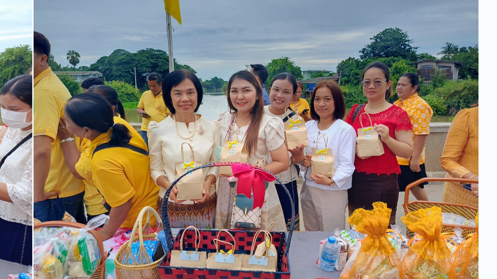 รพ.เสนา ร่วมพิธีตักบาตรพระสงฆ์   72 รูป  งานประเพณีแห่เทียนพรรษาทางน้ำ อำเภอเสนา ประจำปี 2567