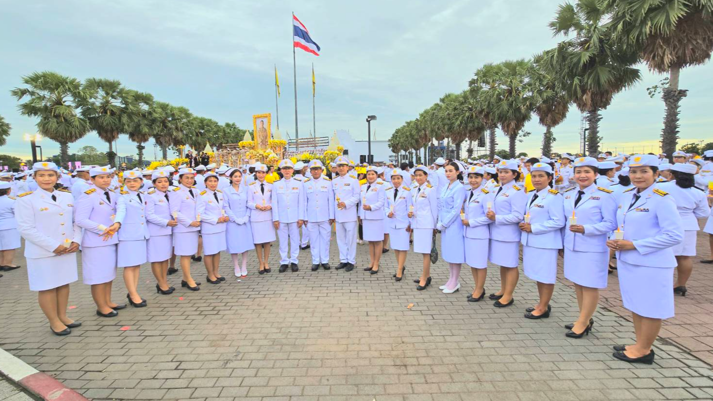 รพ.บุรีรัมย์ ร่วมพิธีถวายเครื่องราชสักการะและวางพานพุ่ม และพิธีจุดเทียนถวายพระพร...