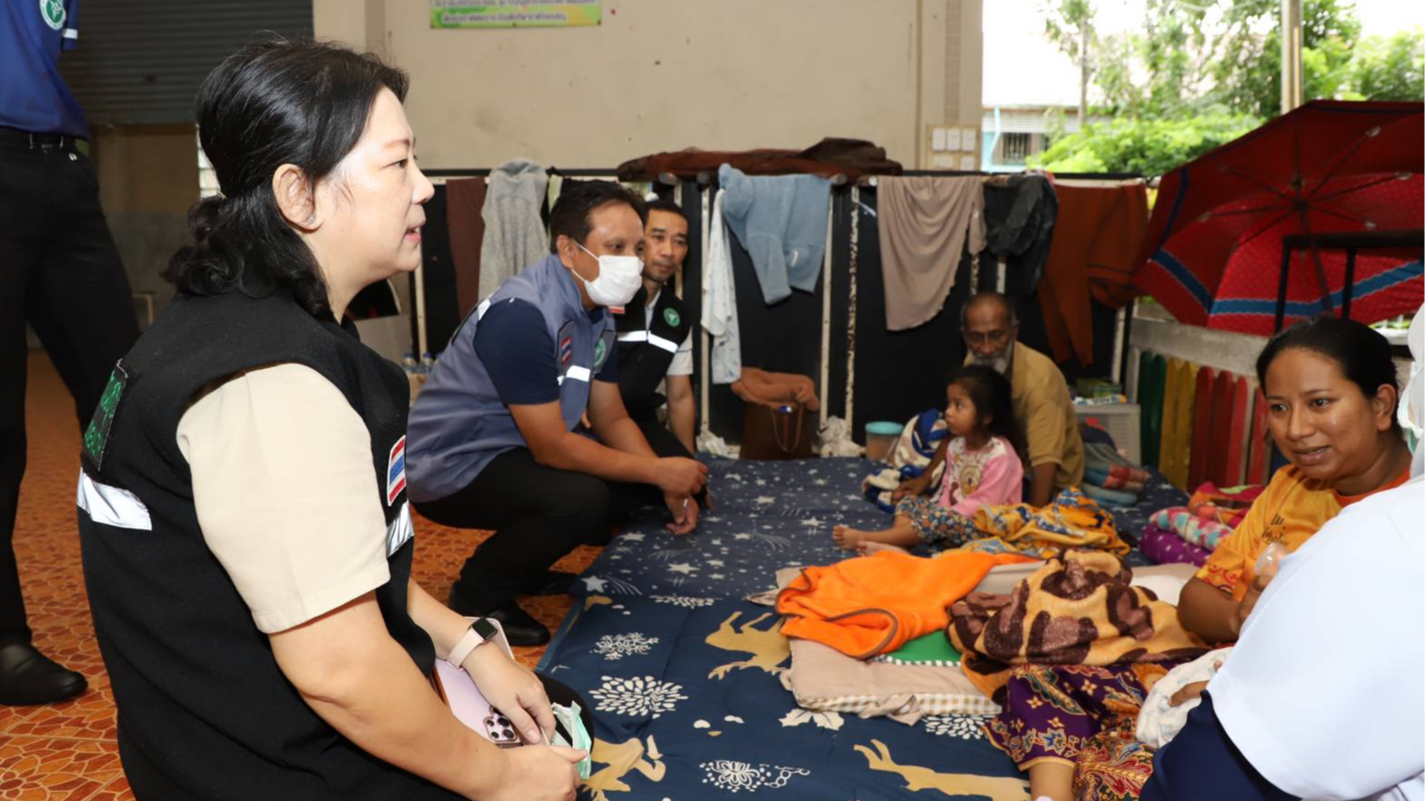 ทีม EOC คปสอ.ม.สุไหงโก-ลก เยี่ยม ประเมินอาการผู้ป่วย ผู้สูงอายุฯ ทีไ่ด้รับความเดือดร้อนจากน้ำท่วม ณ ศูนย์ช่วยเหลือผู้ประสบอุทกภัย โรงเรียนเทศบาล 4