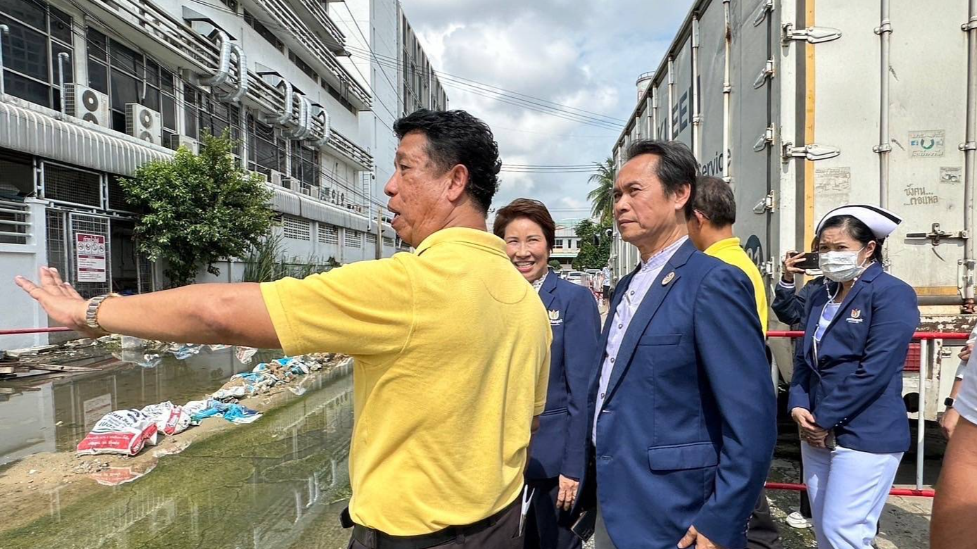 กรม สบส.ร่วมทีมจังหวัดปทุมธานีลุยสอบ เหตุรพ.เอกชน ปล่อยน้ำเสียลงที่สาธารณะ