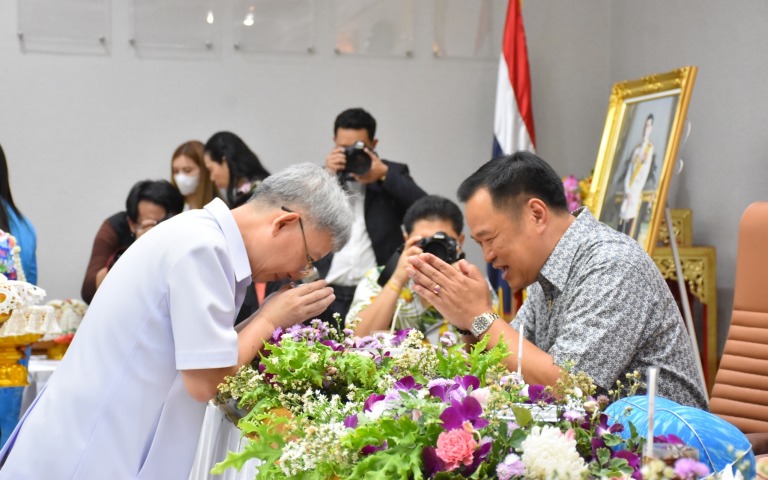 คณะผู้บริหาร และเจ้าหน้าที่กระทรวงสาธารณสุข รดน้ำขอพร เนื่องในเทศกาลสงกรานต์