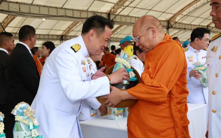 ตักบาตรถวายเป็นพระราชกุศล วันเฉลิมพระชนมพรรษา 