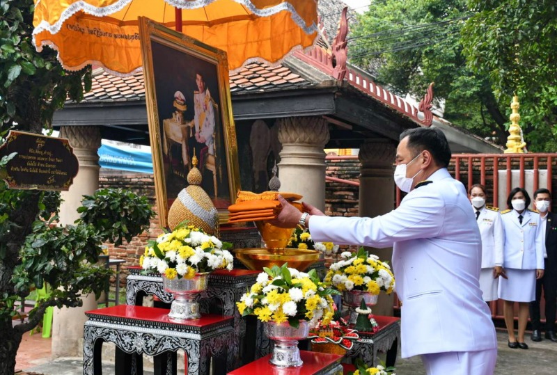 พระบาทสมเด็จพระเจ้าอยู่หัว ทรงพระกรุณาโปรดเกล้าโปรดกระหม่อมพระราชทานผ้าพระกฐินให...