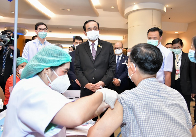 นายกรัฐมนตรี เยี่ยมสถานที่ฉีดวัคซีนตัวเลือก “ซิโนฟาร์ม” ของราชวิทยาลัยจุฬาภรณ์