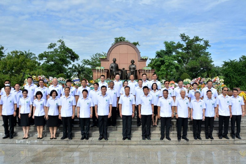 ผู้บริหาร สธ. นำข้าราชการ วางพวงมาลาถวายราชสักการะพระบรมราชชนก ในวันมหิดล