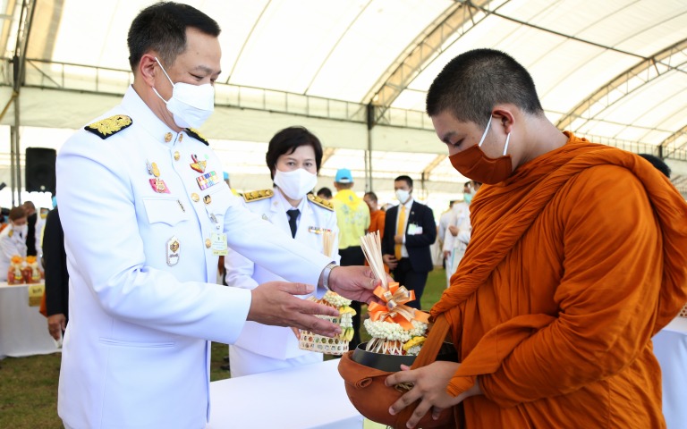 ทำบุญตักบาตร เนื่องใน “วันเฉลิมพระชนมพรรษา”พร้อมถวายสัตย์