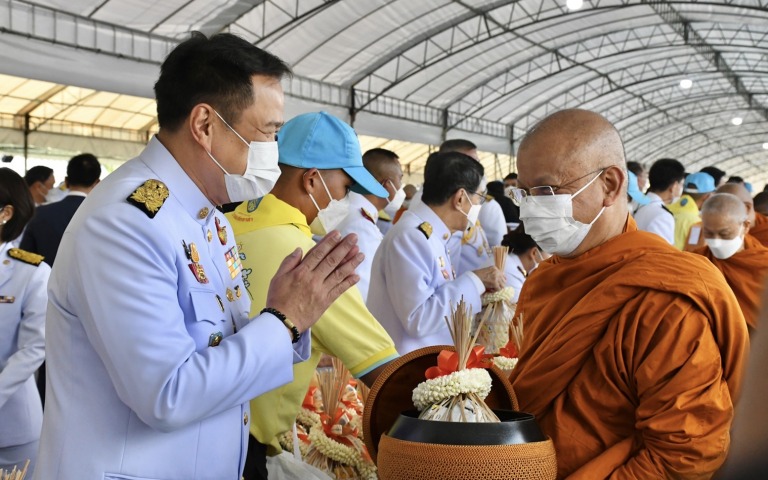 ทำบุญตักบาตรพระสงฆ์  เนื่องใน “วันเฉลิมพระชนมพรรษา” ถวายเป็นพระราชกุศล