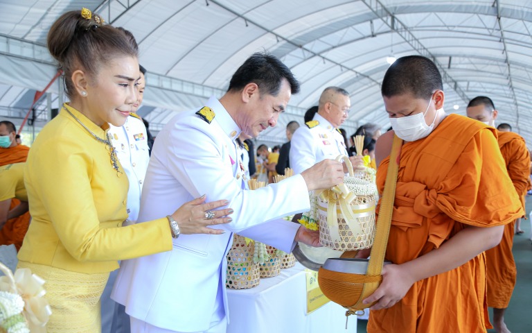 รมว.สธ.ทำบุญตักบาตรถวายเป็นพระราชกุศล “ในหลวงรัชกาลที่ 9” เนื่องในวัน “นวมินทรมหาราช” 13 ตุลาคม