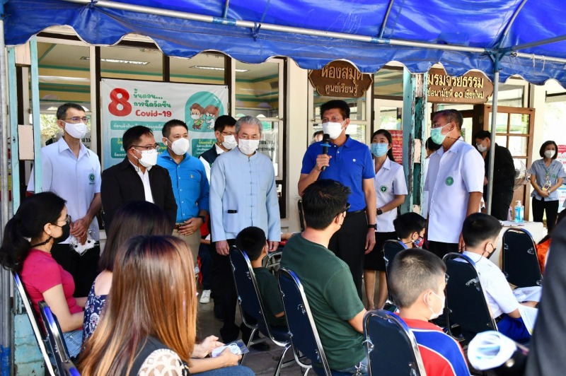 รมช.สาธิต ย้ำทุกบ้านนำผู้สูงอายุเข้ารับการฉีดวัคซีนเข็มกระตุ้น ลดป่วยรุนแรง ลดเสียชีวิต