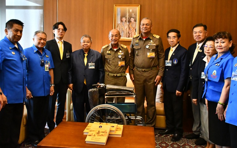 องคมนตรี รับมอบรถเข็นวีลแชร์ ให้แก่มูลนิธิโรงพยาบาลสมเด็จพระยุพราช