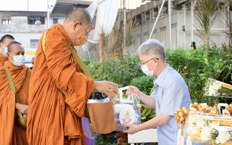 ทำบุญตักบาตรพระสงฆ์ และร่วมลงนามถวายพระพร