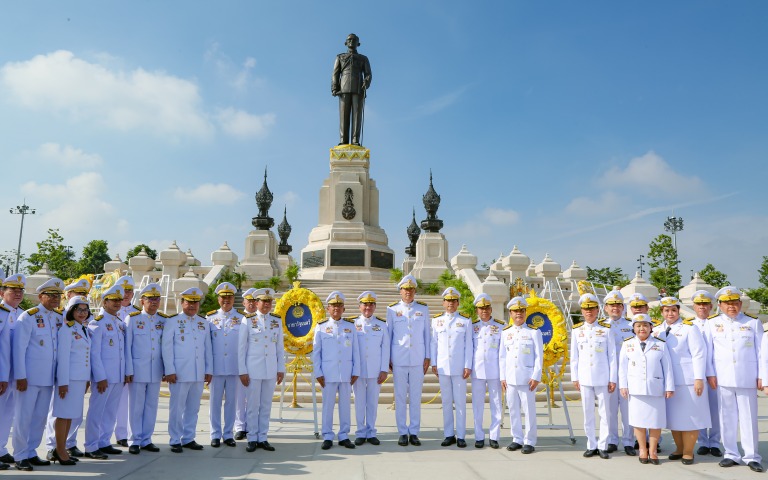 วางพวงมาลาถวายบังคมพระบรมราชานุสาวรีย์ รัชกาลที่9 เนื่องใน “วันนวมินทรมหาราช”