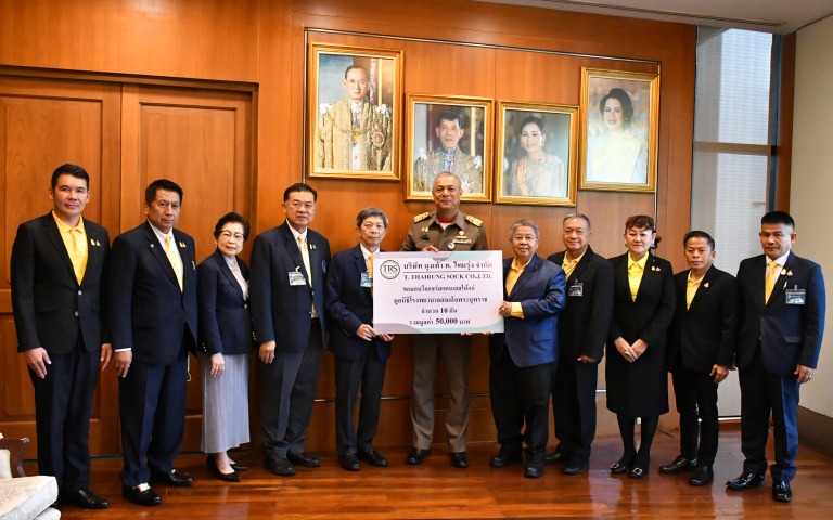 องคมนตรี รับมอบรถเข็นวีลแชร์ ให้แก่มูลนิธิโรงพยาบาลสมเด็จพระยุพราช