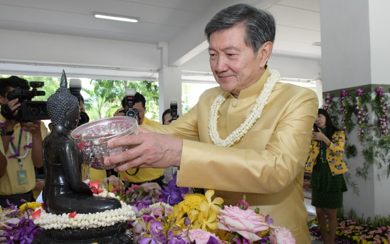 สรงน้ำพระและรดน้ำขอพร