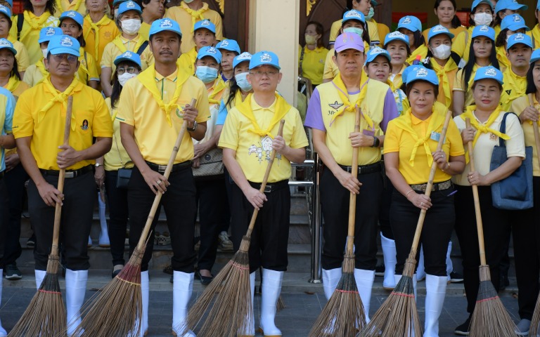 สธ. จัดกิจกรรมจิตอาสาปรับภูมิทัศน์และทำความสะอาด วัดบางรักใหญ่ จ.นนทบุรี