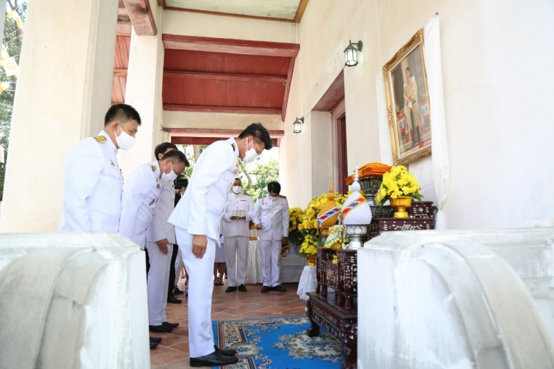 พระบาทสมเด็จพระเจ้าอยู่หัว ทรงพระกรุณาโปรดเกล้าโปรดกระหม่อมพระราชทานผ้าพระกฐินให...