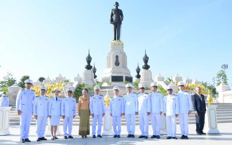 วางพานพุ่มดอกไม้ถวายราชสักการะ  เนื่องในวันคล้ายวันพระบรมราชสมภพ ในหลวง รัชกาลที...