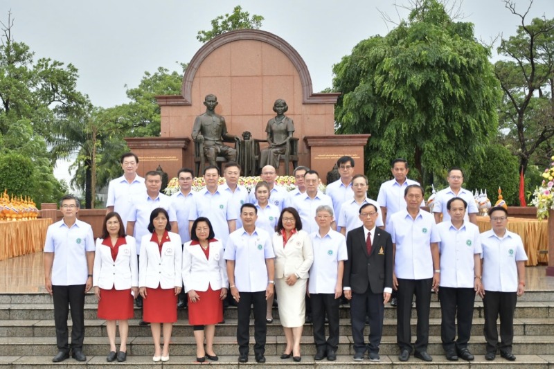 รมว.สธ. นำคณะวางพานพุ่มถวายราชสักการะสมเด็จพระศรีนครินทราบรมราชชนนี เนื่องในวันค...