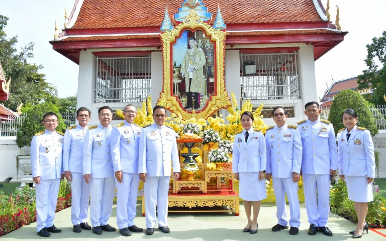 รมช. ถวายผ้าพระกฐินพระราชทาน วัดหงส์รัตนาราม ราชวรวิหาร