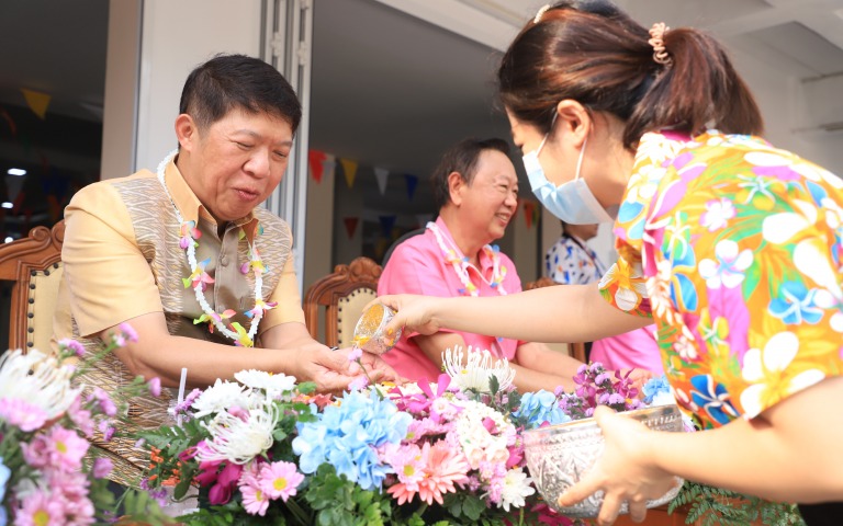 กรมอนามัย ชวนร่วมสืบสานประเพณีไทย “สงกรานต์วิถีใหม่ สืบสานประเพณีไทย ใส่ใจผู้สูงอายุ”