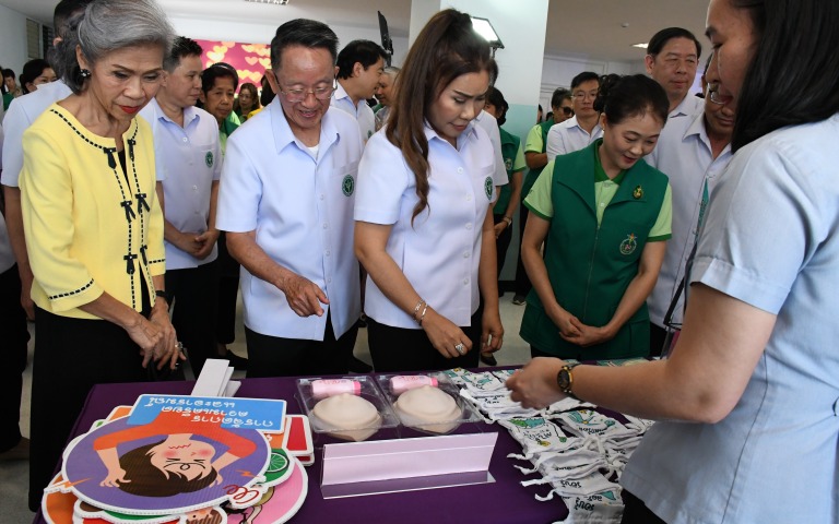 แม่บ้านสาธารณสุขเยี่ยมชมนิทรรศการมะเร็งครบวงจร