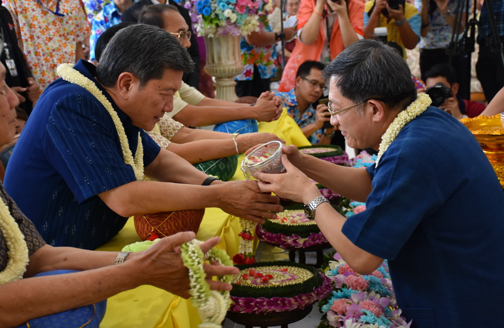 สืบสานประเพณีไทย