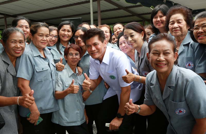 “ดร.สาธิต” ประกาศมอบของขวัญปีใหม่ให้ อสม. สร้างขวัญกำลังใจ