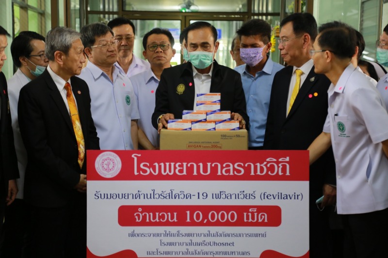 นายกรัฐมนตรี เยี่ยมชมระบบจัดการผู้ป่วยโควิด-19  โรงพยาบาลราชวิถี