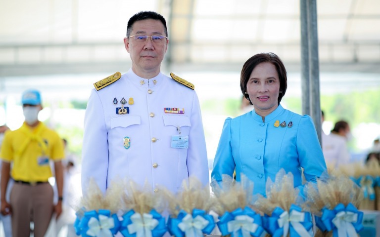 ทำบุญตักบาตรพระสงฆ์ เนื่องในวันเฉลิมพระชนมพรรษาสมเด็จพระนางเจ้าสิริกิติ์ พระบรมร...