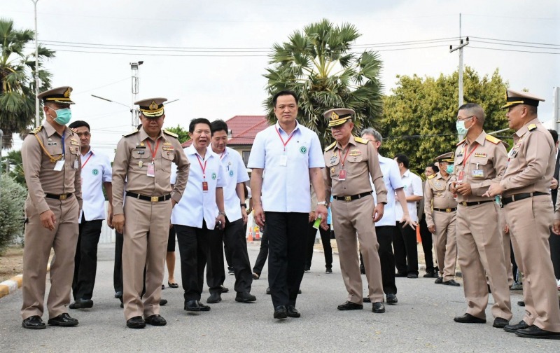 อนุทินเยี่ยมคนไทยกลับบ้านที่ฐานทัพเรือสัตหีบ พร้อมคืนโทรศัพท์ให้ติดต่อญาติ