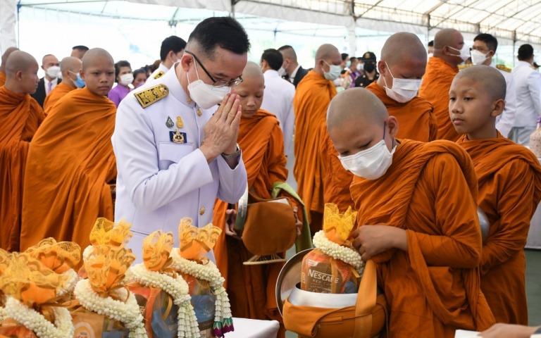 ตักบาตรถวายเป็นพระราชกุศล เนื่องในโอกาสวันเฉลิมพระชนมพรรษา สมเด็จพระนางเจ้าฯ