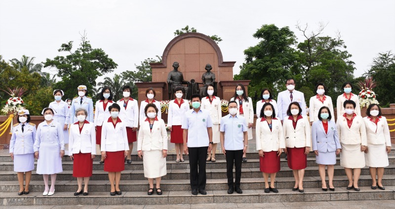 รมช.สธ. นำคณะผู้บริหาร ผู้แทนพยาบาล ถวายราชสักการะสมเด็จย่า เนื่องในวันพระราชสมภ...