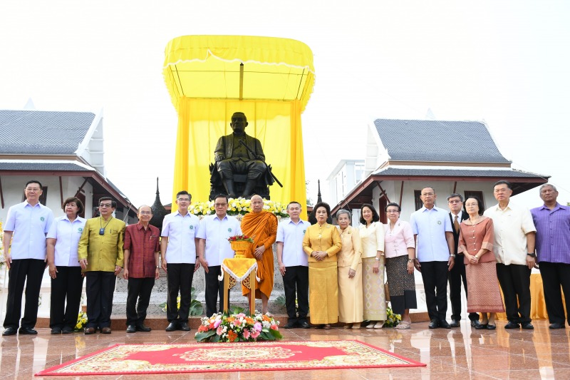 รมช.สธ. เปิดพระบรมราชานุสาวรีย์ รัชกาลที่ 3 “พระบิดาแห่งการแพทย์แผนไทย” พร้อมถวา...