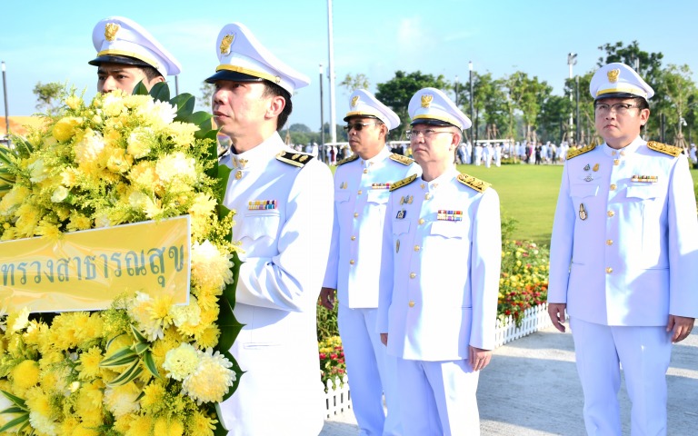 ปลัด สธ. วางพวงมาลาถวายสักการะพระบรมราชานุสาวรีย์ ร.9 เนื่องใน “วันนวมินทรมหาราช”