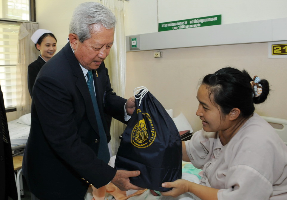 องคมนตรี มอบถุงของขวัญพระราชทาน