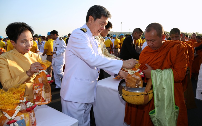 พิธีทำบุญตักบาตรวันพ่อแห่งชาติ