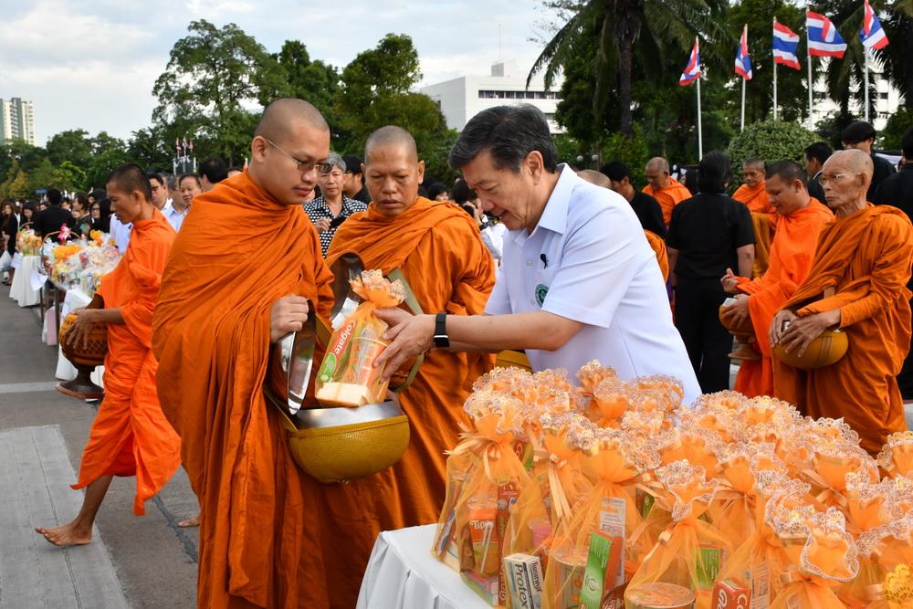  ร่วมทำบุญตักบาตร