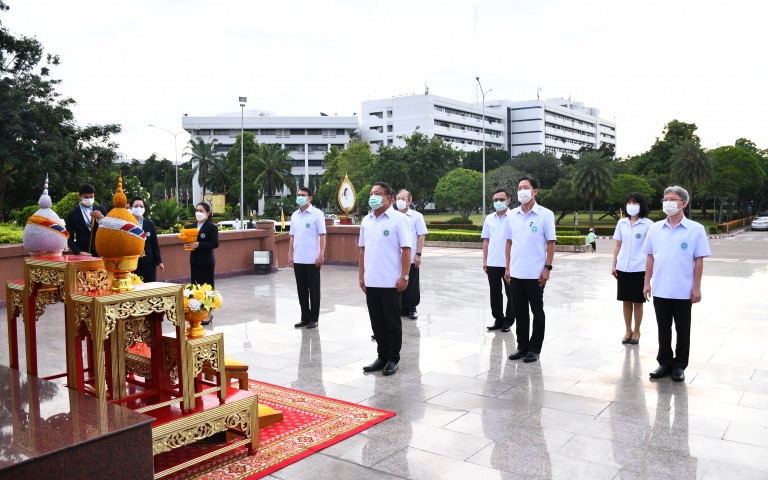 สักการะพระบิดา สมเด็จย่า และกรมพระยาชัยนาทฯ