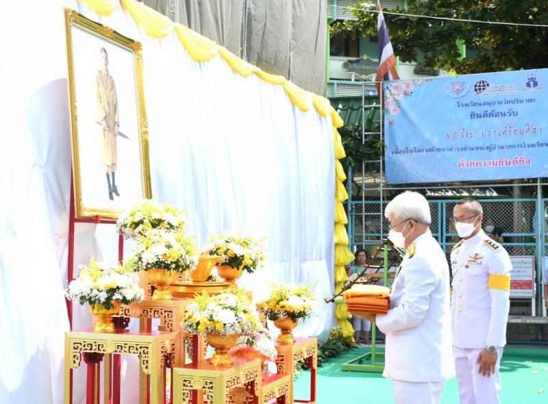 พระบาทสมเด็จพระเจ้าอยู่หัว ทรงพระกรุณาโปรดเกล้าโปรดกระหม่อมพระราชทานผ้าพระกฐินให...