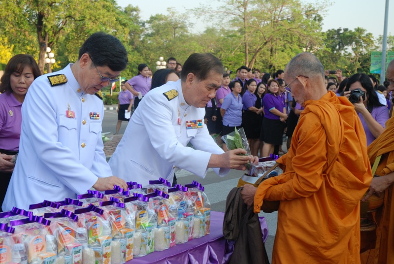 ตักบาตรถวายพระพร