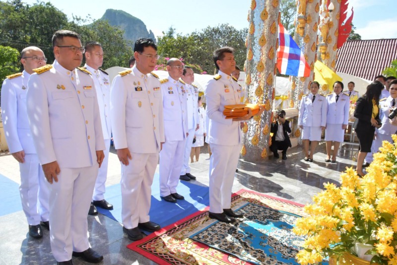 พระบาทสมเด็จพระเจ้าอยู่หัว ทรงพระกรุณาโปรดเกล้าโปรดกระหม่อมพระราชทานผ้าพระกฐินให...