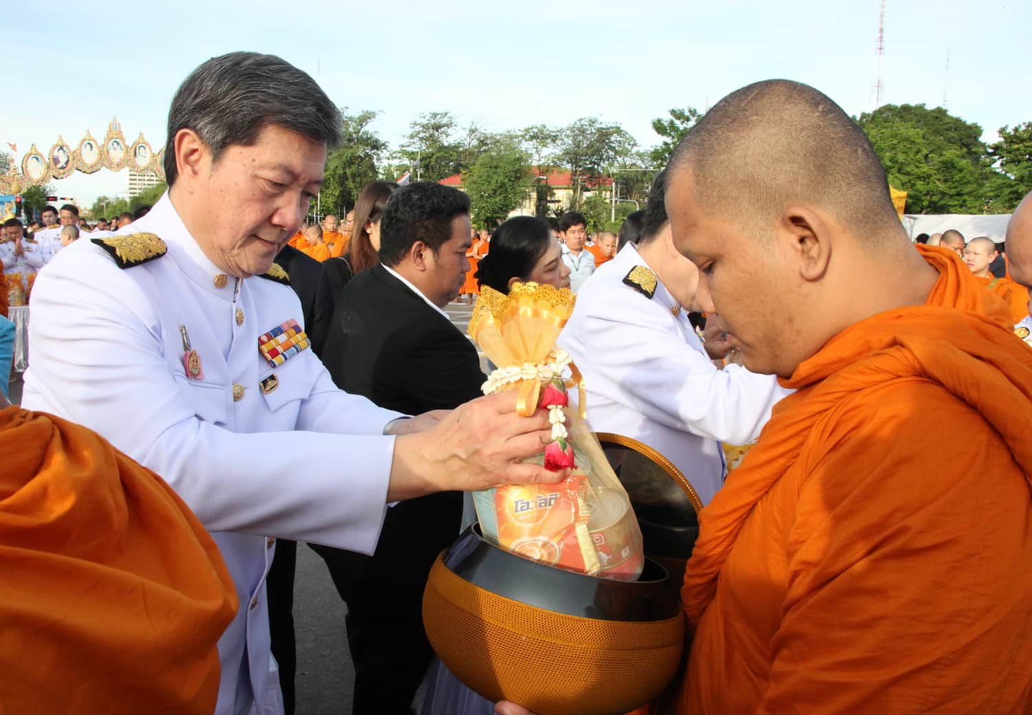 ตักบาตรถวายพระราชกุศล