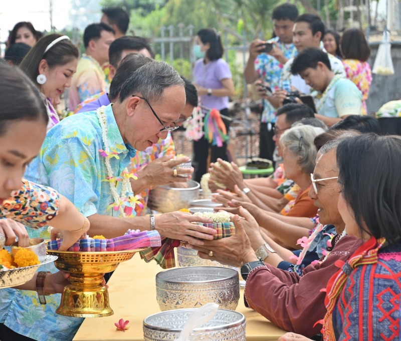 นพ.สสจ.อุบลฯ ร่วมพิธีรดน้ำดำหัวผู้สูงอายุ  เนื่องในวันสงกรานต์ (วันปีใหม่ไทย) ปร...