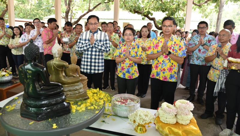 สสจ.อำนาจเจริญ จัดกิจกรรมรดน้ำดำหัวขอพรผู้บริหาร เนื่องในวันสงกรานต์ ปี 2567 สำน...