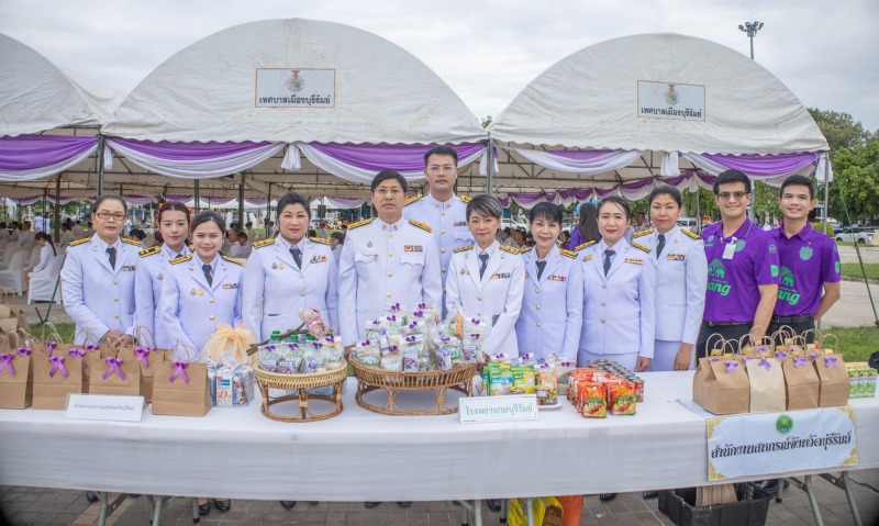 รพ.บุรีรัมย์ ร่วมพิธีทำบุญตักบาตรถวายพระราชกุศลเนื่องในโอกาสวันเฉลิมพระชนมพรรษาส...