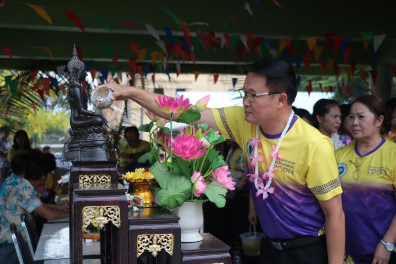 ‘สสจ.นครพนม’ องค์กรแห่งความสุข จัดกิจกรรม ‘สืบสานประเพณีสงกรานต์ สาดความสุข สนุกชุ่มฉ่ำฯ’