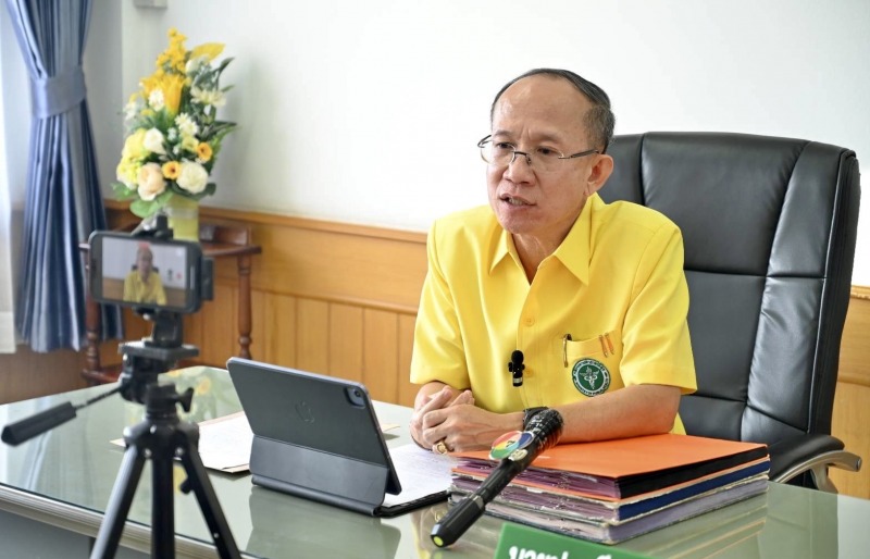 นายแพทย์สาธารณสุขจังหวัดอุบลราชธานี ให้สัมภาษณ์สื่อมวลชนแนะประชาชนระวังโรคแอนแทรกซ์