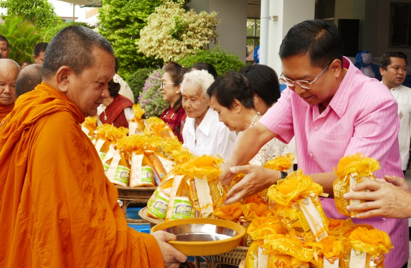 ผู้อำนวยการโรงพยาบาลสุรินทร์ ร่วมพิธีทำบุญประจำปี เนื่องในโอกาสวันคล้ายวันสถาปนา...